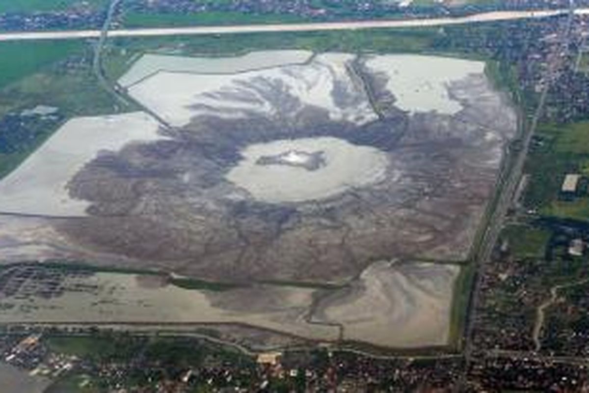Area yang terkena dampak lumpur Lapindo di Kabupaten Sidoarjo, Jawa Timur, terlihat dari udara, Kamis (5/3/2015). Sembilan tahun  setelah semburan lumpur tersebut mulai berlangsung, pembayaran ganti rugi terhadap warga yang terkena dampak dari lumpur tersebut belum seluruhnya tuntas. 



Kompas/Ferganata Indra Riatmoko (DRA)

05-03-2015