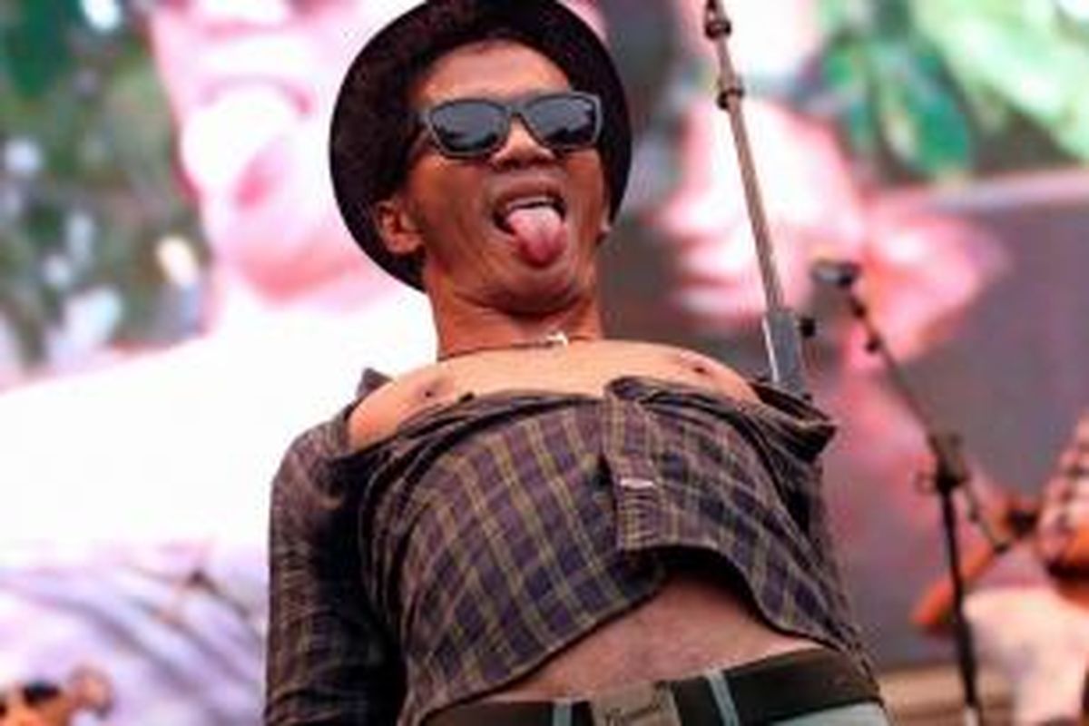 Vokalis Slank Kaka tampil dalam konser 'Revolusi Harmoni, Revolusi Mental' bersama musisi Indonesia lainnya di Senayan, Jakarta, Rabu (11/6/2014). Konser tersebut digelar untuk mendukung pasangan Joko Widodo dan Jusuf Kalla dalam Pilpres 9 Juli mendatang.