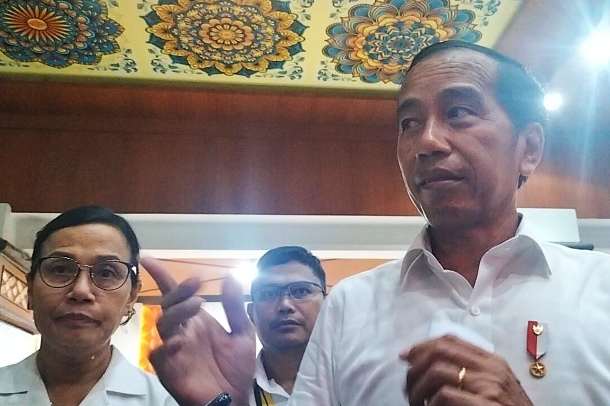 Presiden Jokowi dan Menteri Keuangan Sri Mulyani saat melakukan peninjauan di KPP Permata Solo, Kamis (9/3/2023).