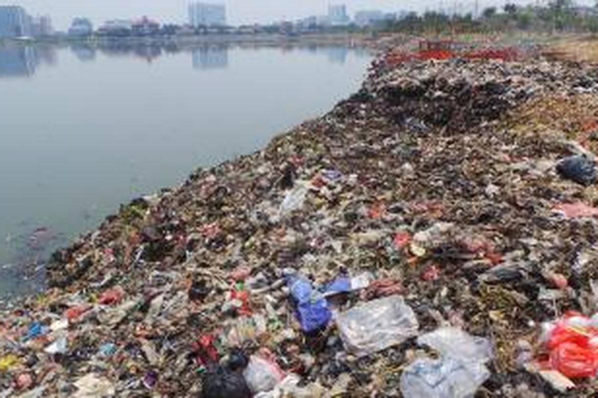 Gundukan sampah berjejer di tepian Taman Kota Waduk Pluit, di Penjaringan, Jakarta Utara. Senin (13/10/2014).