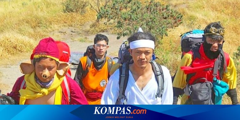 Aksi Pemuda Lereng Merapi Bersihkan Gunung Sambil Kenakan Kostum Superhero
