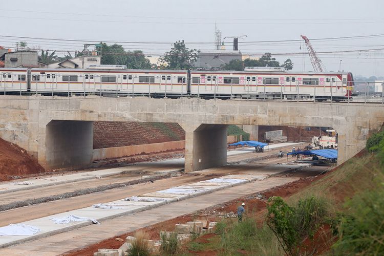 Proyek jalan tol Depok - Antasari (Desari) di Depok, Jawa Barat, , Sabtu (1/11/2017). Tol ini diharapkan mampu mengurai kepadatan di Tol Jagorawi serta jalur utama TB Simatupang dan Lenteng Agung. KOMPAS IMAGES/KRISTIANTO PURNOMO
