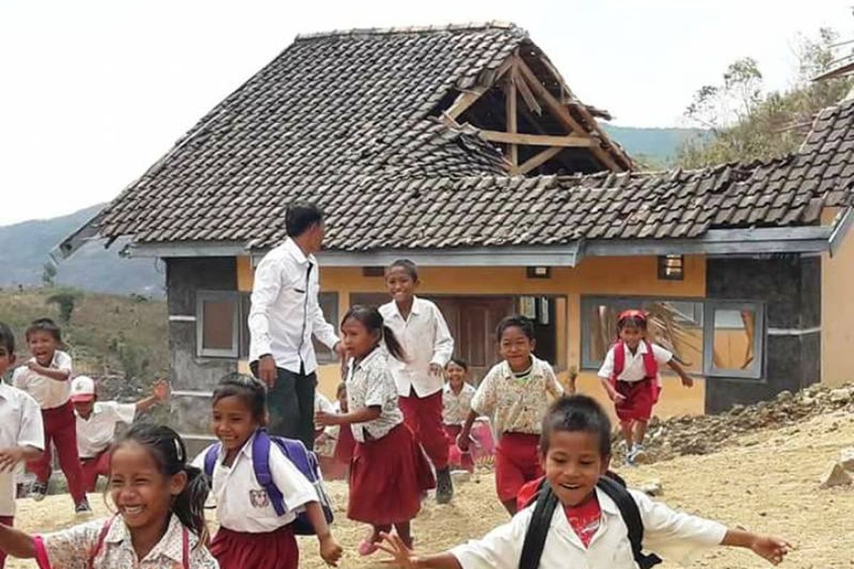 Para siswa SD  lari berhamburan saat bangunan sekolah ambruk dan nyaris menimpa mereka, Rabu (27/9/2017)