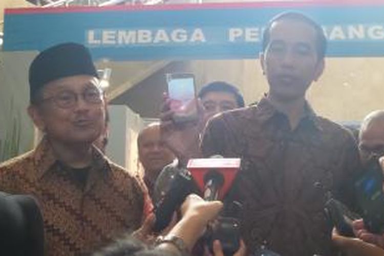Presiden Joko Widodo mempromosikan ponsel Bolt di hadapan Presiden ketiga RI BJ Habibie di Puspitek, Tangerang Selatan, Senin (13/4/2015).