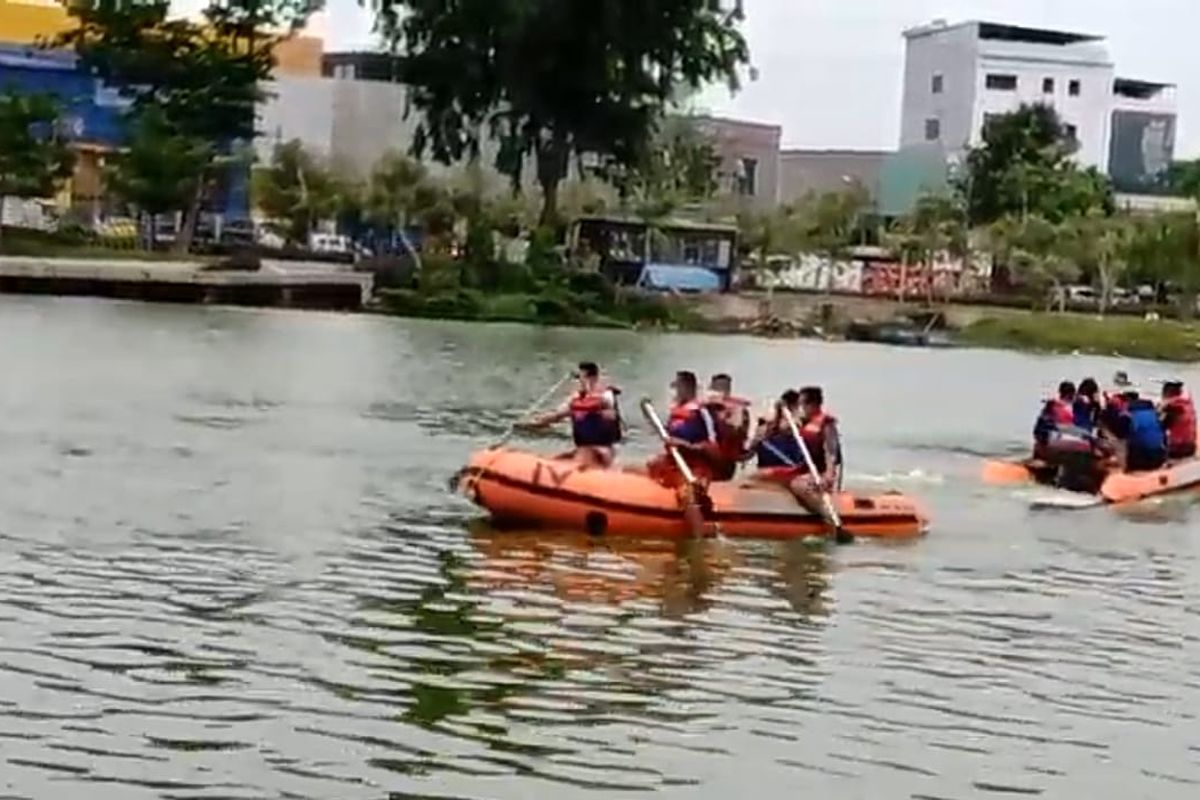 Petugas keamanan KG di DKI Jakarta mengikuti pelatihan rescue di Danau Sunter, Jakarta Utara, pada Kamis (11/11/2021). 