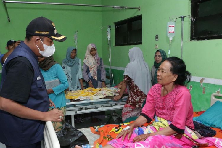 Bupati Sumenep Achmad Fauzi saat mengunjungi pasien terdampak banjir di Puskesmas Pragaan, Senin (28/11/2022). 