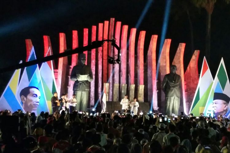 Pasangan calon presiden dan calon wakil presiden, Joko Widodo dan Maruf Amin, di Tugu Proklamasi, Menteng, Jakarta Pusat, Jumat (21/9/2018) malam, sebelum bertolak ke Gedung KPU untuk pengundian nomor urut.