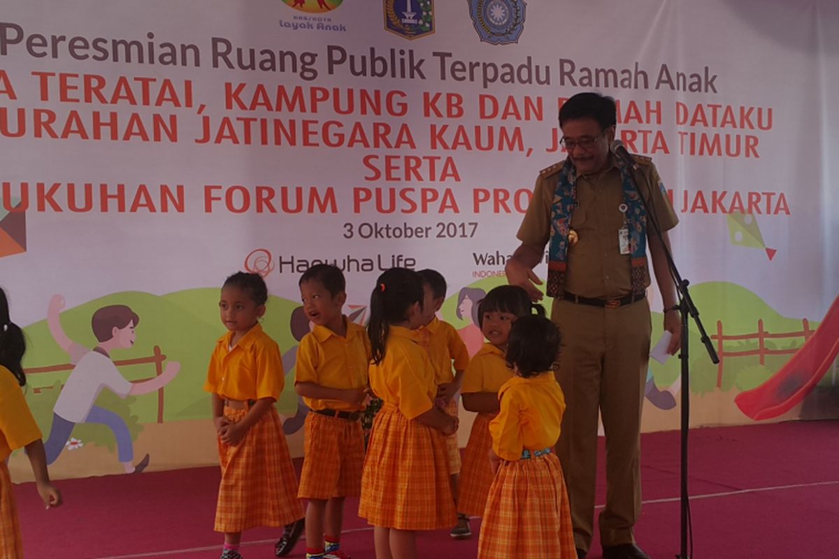 Gubernur DKI Jakarta Djarot Saiful Hidayat bersalaman dengan anak-anak saat meresmikan RPTRA Jaka Teratai di Kelurahan Jatinegara Kaum, Pulogadung, Jakarta Timur, Selasa (3/10/2017).