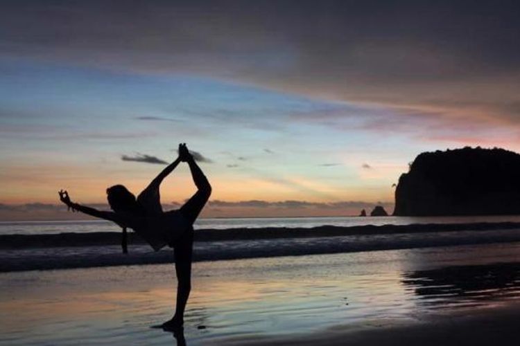 Sunset di Pantai Tarimbang, Sumba Timur, Nusa Tenggara Timur, Sabtu (13/12/2014). Pantai Tarimbang merupakan salah satu tujuan wisata yang bisa dicapai melalui perjalanan darat selama 4 jam dari Waingapu.