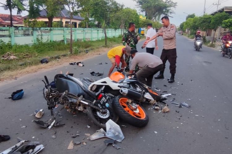 Petugas kepolisian melakukan evakuasi korban kecelakaan lalu lintas dan olah kejadian kecelakaan yang melibatkan 2 pengendara motor di Tuban, Jawa Timur, Selasa (2/4/2024)