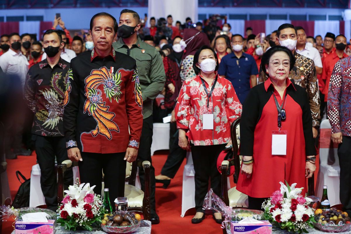 Presiden Republik Indonesia, Joko Widodo dan Ketua Umum Partai Demokrasi Indonesia Perjuangan (PDI P), Megawati Soekarnoputri saat perayaan HUT ke-50 PDI P di JI Expo Kemayoran, Jakarta, Selasa (10/01/2023).