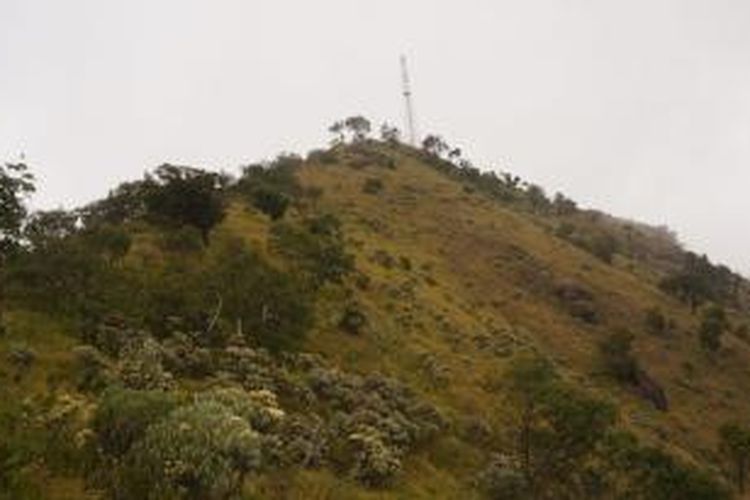 Menara pemancar yang berdiri di salah satu puncak bukit, Gunung Merbabu. 