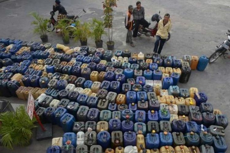 Penjual bensin eceran mengantrekan jeriken mereka di SPBU di Desa Patalan, Jetis, Bantul, DI Yogyakarta, Selasa (26/8/2014) pagi. Antrean panjang terjadi di sebagian besar SPBU di wilayah DI Yogyakarta akibat kelangkaan dan penerapan kebijakan pengendalian bahan bakar minyak (BBM) bersubsidi. 