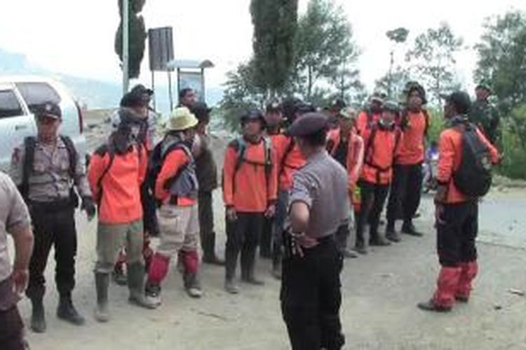 Tim Sar Boyolali bersiap di Posko Selo, Boyolali, Senin (2/11/2015).