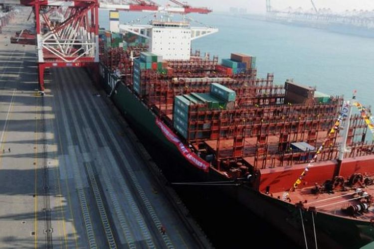 Kapal kontainer terbesar di dunia CSCL Globe tengah merapat di pelabuhan Qingdao, China.