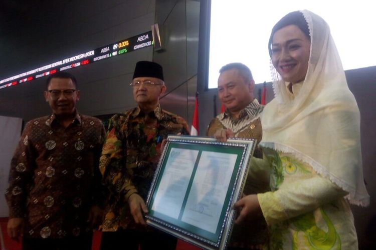 PT Kustodian Sentral Efek Indonesia (KSEI) Friderica Widyasari Dewi (kanan) menerima salinan fatwa DSN-MUI secara simbolis dari Sekretaris Majelis Ulama Indonesia (MUI) Anwar Abbas (kedua kiri) di Gedung Bursa Efek Indonesia, Jakarta, Senin (1/4/2019).