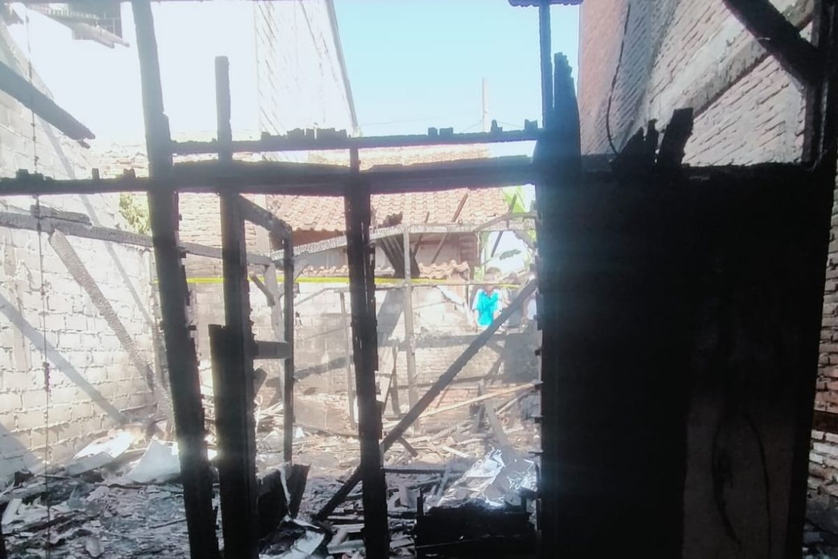 Kebakaran di Jalan Jatisari, Kelurahan Pongangan , Kecamatan Gunungpati, Kota Semarang, Jawa Tengah (Jateng). 