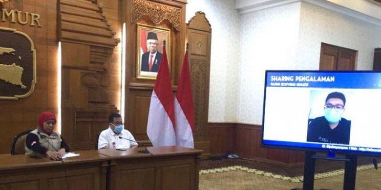 Gubernur Jawa Timur Khofifah memutarkan video tertimoni pasien Covid-19 yang juga dokter RSUD dr Soetomo Surabaya yang berhasil sembuh dari positif virus Corona, Selasa (24/3/2020) petang, dalam konferensi pers di Gedung Negara Grahadi Surabaya. 