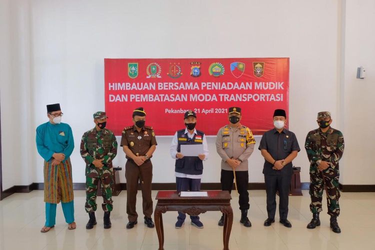 Deklarasi dipimpin Gubernur Riau Syamsuar bersama sejumlah stekeholder dalam deklarasi Forkopimda Riau menyikapi meningkatnya angka Covid-19 menjelang hari raya, dengan meniadakan mudik lebaran. Dok Istimewa