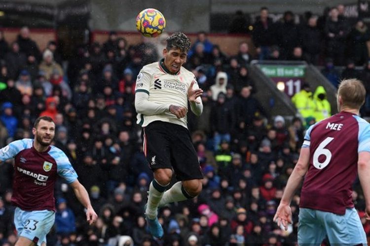 Penyerang Liverpool, Roberto Firmino, menanduk bola pada laga kontra Burnley di ajang Liga Inggris, Minggu (13/2/2022).