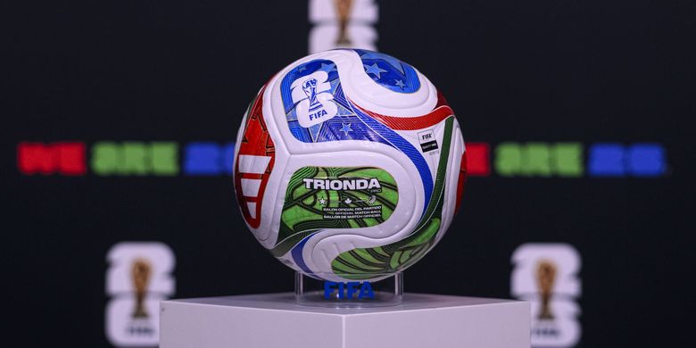 FIFA resmi meluncurkan Trionda sebagai bola resmi Piala Dunia 2026. Bola Piala Dunia 2026 ini diperkenalkan di New York, Jumat (3/10/2025) WIB, dengan desain yang terinspirasi dari tiga negara tuan rumah, Amerika Serikat, Meksiko, dan Kanada.