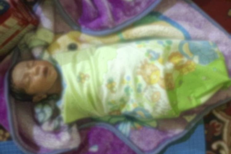 Bayi laki-laki yang ditemukan di teras bengkel di Kabupaten Muara Enim, Sumatera Selatan, Selasa (27/9/2022).