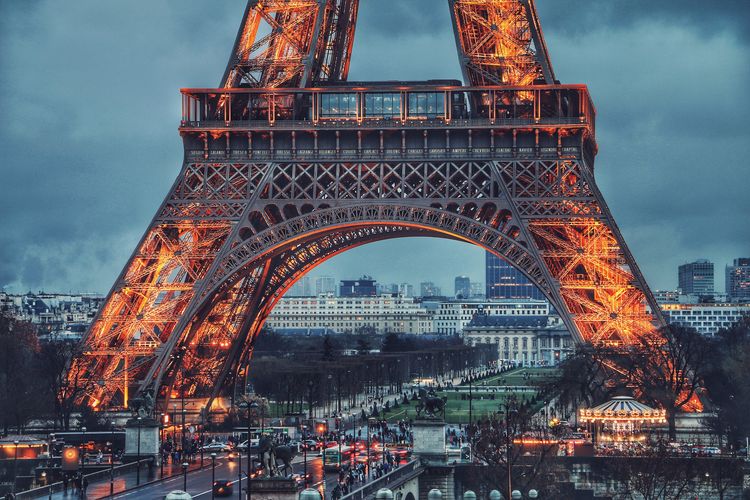 Ilustrasi pencahayaan Menara Eiffel di Paris, Perancis.