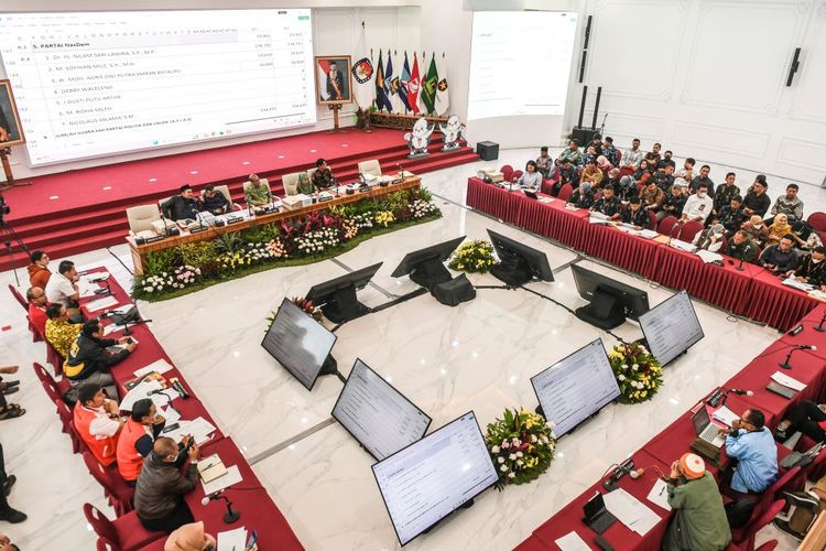 Suasana rapat pleno rekapitulasi hasil penghitungan perolehan suara tingkat nasional Pemilu 2024 di Gedung KPU, Jakarta, Sabtu (16/3/2024). Pada hari ke-18 rapat pleno rekapitulasi tingkat nasional Pemilu 2024, KPU telah mengesahkan perolehan suara nasional pada 32 provinsi. ANTARA FOTO/Hafidz Mubarak A/wpa.