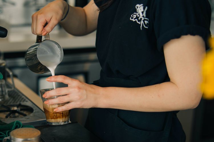 Tanpa mesin kopi yang mahal, Anda bisa membuat froth milk dengan menggunakan french press.