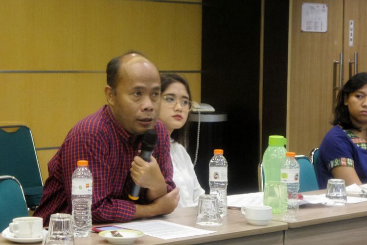 Direktur Eksekutif Migrant Care Wahyu Susilo  saat memberikan keterangan terkait evaluasi praktik hukuman mati, di bilangan Wahid Hasyim, Jakarta Pusat, Kamis (27/4/2017).