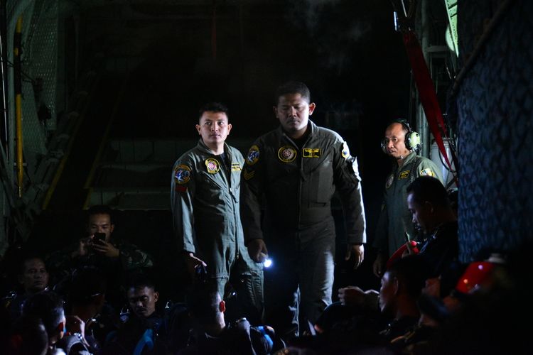 Para penerjun bersiap melompat dari pesawat C 130 Hercules dari Skuadron Udara 32 Lanud Abdulrachman Saleh. Sebanyak 50 penerjun melakukan atraksi terjun payung di Hari Ulang Tahun (HUT) Tentara Nasional Indoensia (TNI) Angkatan Udara (AU)