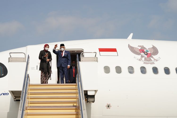 Wakil Presiden Ma'ruf Amin bersiap memasuki pesawat untuk kembali ke Jakarta setelah menyelesaikan kunjungan kerjanya di Osaka dan Kyoto, Jepang, Kamis (9/3/2023).