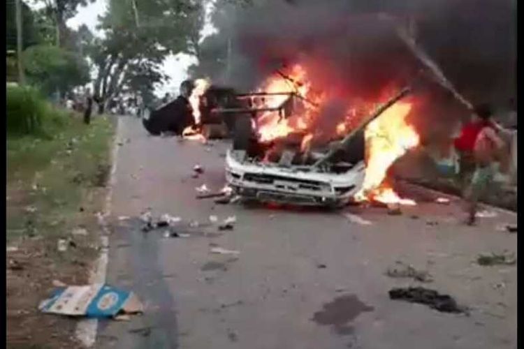 Aksi bentrok warga dan polisi akibat protes BLT di Desa Mompang Julu, Mandailing Natal, yang mengakibatkan sedikitnya dua mobil dibakar massa dan sejumlah polisi luka-luka, Senin (29/06/2020).