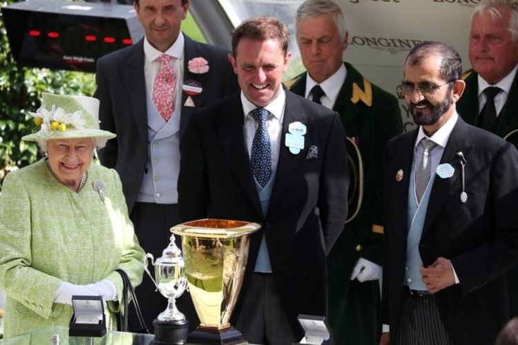 Queen Elizabeth pada 2019 dengan Syekh Mohammed, dua dari kanan, yang sering datang ke balap kuda.