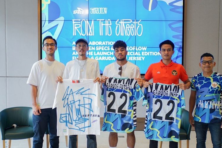 Peluncuran jersey special edition specs bersama Stereoflow (kedua kiri), pemain timnas futsal Evan Soumilena (tengah), dan kapten Garuda Inaf Adit (kedua kanan), di Jakarta, Selasa (24/5/2022).