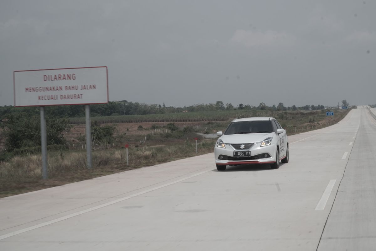                                Suzuki Baleno melintasi ruas Tol Terbanggi Besar-Pematang Panggang dalam event Merapah Trans Sumatera, Rabu (29/8/2019).