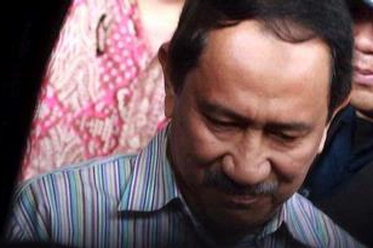 Rustam di Periksa KPK - Mantan Kepala Pusat Penanggulangan Krisis Depkes, Rustam Syarifuddin Pakaya usai diperiksa penyidik Komisi Pemberantasan Korupsi (KPK), Jakarta,Rabu (23/5/2012). Rustam dipanggil sebagai tersangka dalam kasus dugaan korupsi pengadaan alat kesehatan untuk Pusat Penanggulangan Krisis di Kementerian Kesehatan tahun 2007 silam  