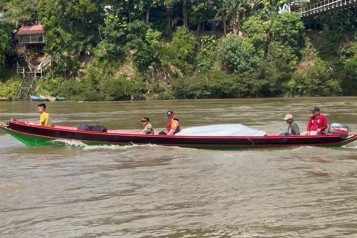 Kondisi Sungai Mahakam yang sedan pasasang dengan arus kuat menjadi tantangan dalam distribusi logistik ke pedalaman Kalimantan Timur yang berbatasan dengan Sarawak Malaysia.