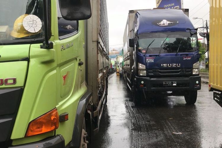 Kondisi kemacetan yang terjadi di Jalur Pantura Pati - Rembang, depan Kantor Bupati Rembang, Jawa Tengah, Kamis (2/3/2023)