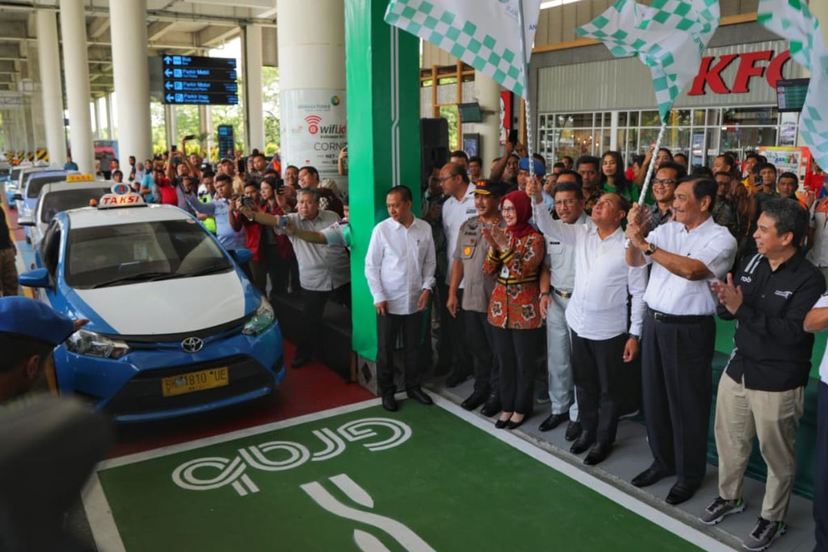 Menko Luhut saat meresmikan layanan Grab Car  Airport di Bandara Kualanamu, Medan, Kamis (11/7/2019)