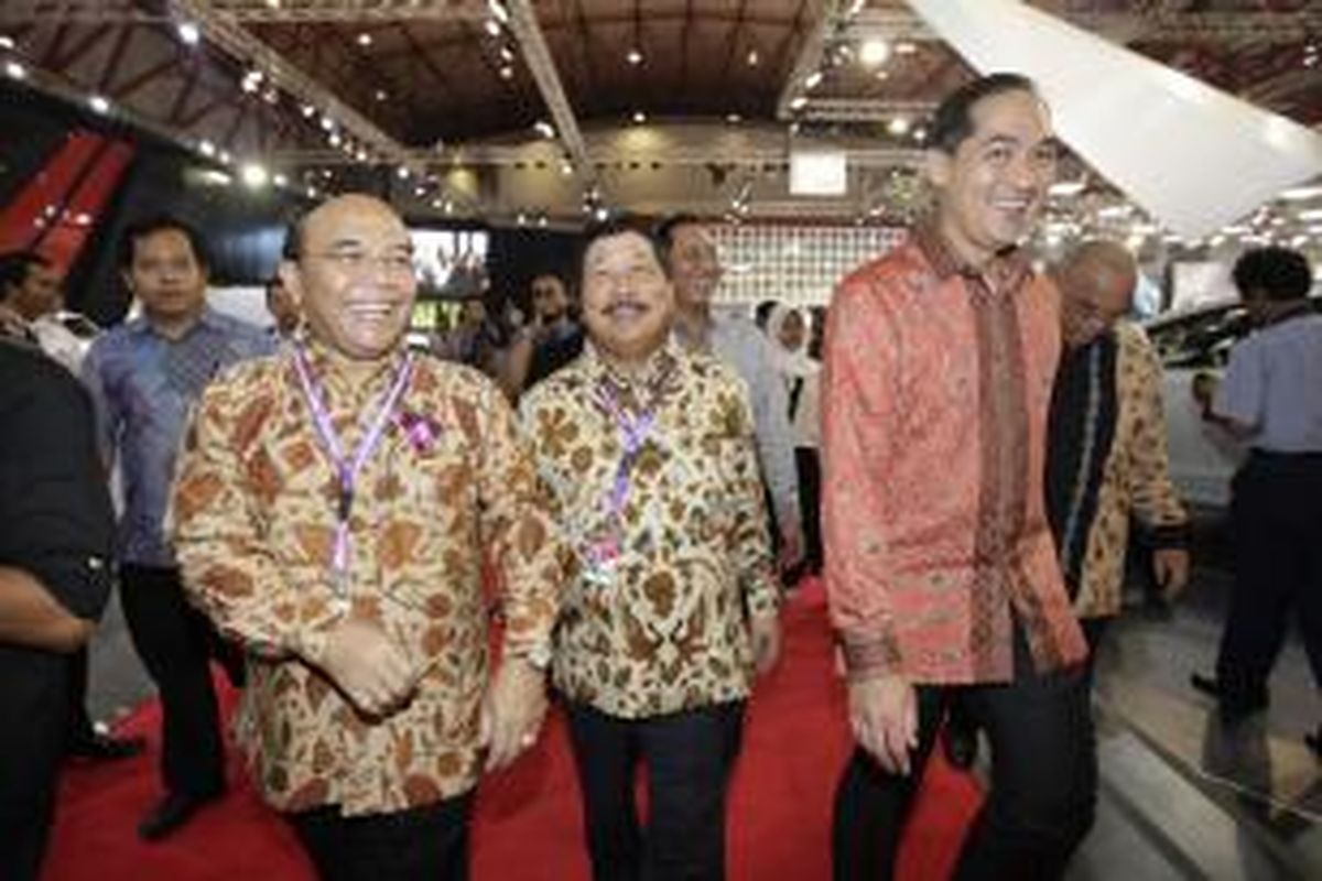 Menteri Perdagangan Muhammad Lutfi (kanan) meninjau pameran IIMS 2014 di JIExpo, Kemayoran, Jakarta Utara, Kamis (18/9/2014).