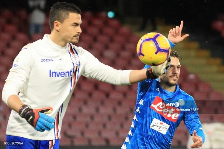 Kiper Sampdoria, Emil Audero Mulyadi, bereaksi setelah gelandang Napoli, Simone Verdi (kanan) mencetak gol ke gawangnya pada laga Liga Italia Napoli vs Sampdoria pada 2 Februari 2019 di Stadion San Paolo.