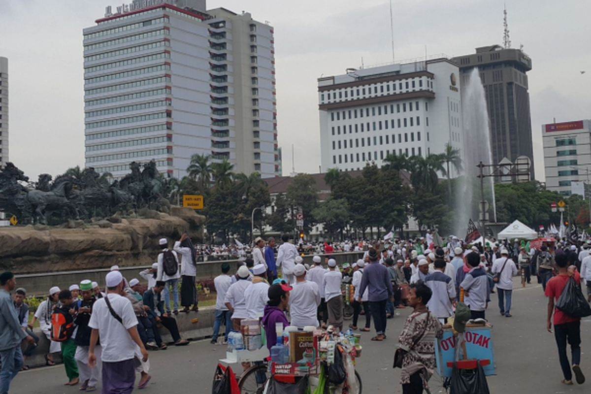 Massa aksi 313 atau 31 Maret 2017 yang berkumpul di Bundaran Patung Kuda, Jakarta Pusat, sejak Jumat (31/3/2017) siang mulai membubarkan diri sekitar pukul 17.00 WIB. 