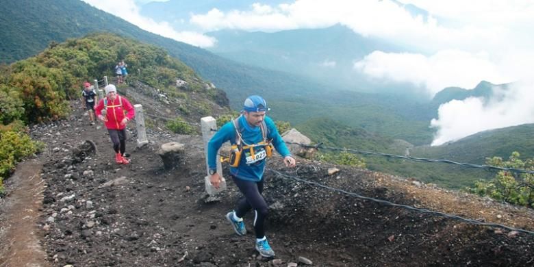 Salah satu peserta lomba Gede Pangrango Marathon (GPM) 2015 saat melintasi puncak Gunung Gede, Sabtu (2/5/2015). K97-14