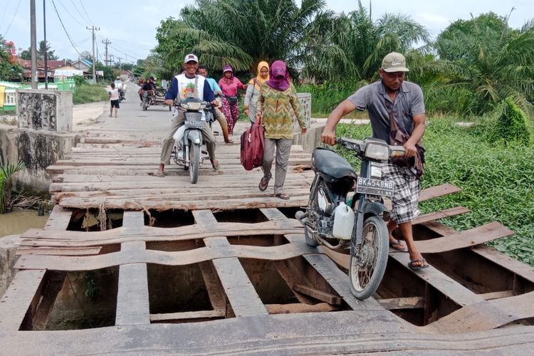 Kondisi jembatan rusak di Dusun Pondok, Desa Kayu Besar, Kecamatan Bandar Khalipah, Kabupaten Serdang Bedagai, Sumut, Kamis (20/7/2023). Dijembatan ini pada Selasa (18/7/2023) seorang pejalan kaki tewas terjatuh 