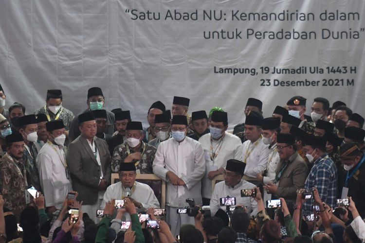Ketua Umum PBNU terpilih Yahya Cholil Staquf (kanan) bersama mantan Ketua Umum PBNU Said Aqil Siradj (kiri) menyampaikan keterangan usai pemilihan Ketua Umum PBNU pada Muktamar Nahdlatul Ulama (NU) ke-34 di Universitas Lampung, Lampung, Jumat (24/12/2021). Yahya Cholil Staquf terpilih sebagai Ketua Umum PBNU periode 2021-2026 pada Muktamar NU ke-34 mengalahkan Said Aqil Siradj.