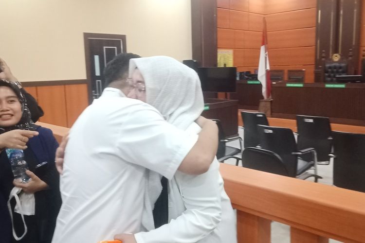 Terdakwa kasus korupsi RSUD Pasaman Barat, Heeu Widyawarman memeluk sang istri usai divonis bebas hakim, Kamis (24/8/2023) dini hari di PN Tipikor Padang