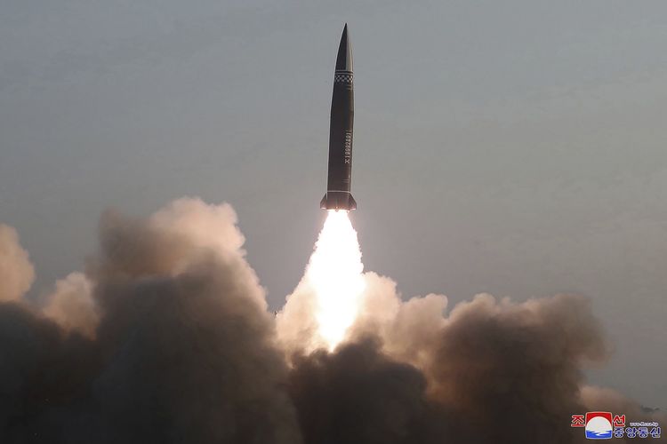 Foto yang dirilis pemerintah Korea Utara menunjukkan proyektil yang diduga merupakan rudal balistik ditembakkan oleh Akademi Sains Pertahanan di sebuah lokasi rahasia pada 25 Maret 2021.