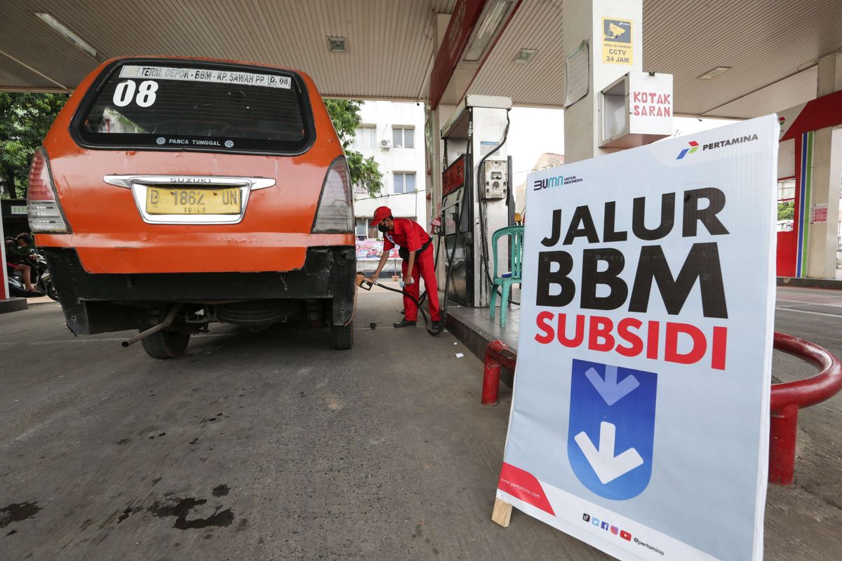 Angkutan Kota D08 mengisi bahan bakar minyak (BBM) subsidi Pertalite di SPBU di Depok, Senin (5/9/2022). Organda memastikan adanya kenaikan tarif angkutan umum imbas dari kenaikan BBM subsidi jenis Pertalite dan Solar.