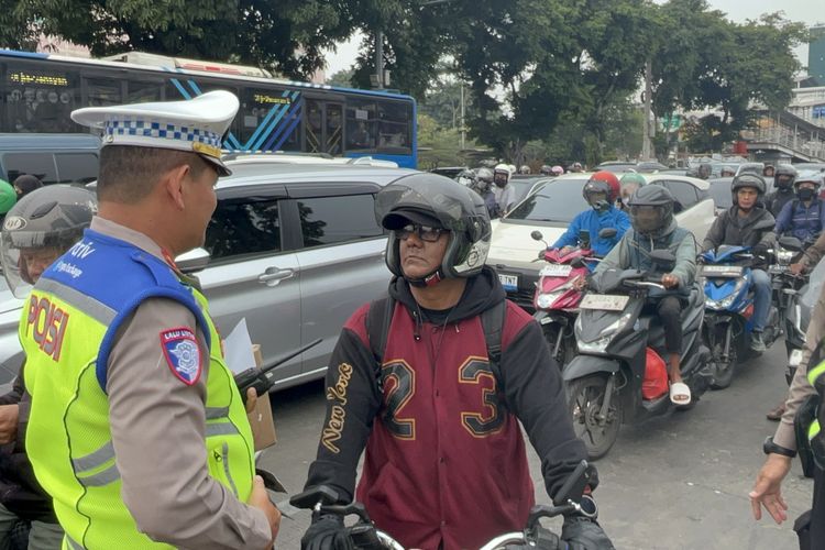 2 Pemotor di Grogol Jakbar Ditegur Polisi, Ngaku Helm Jatuh dan Pelat Copot
